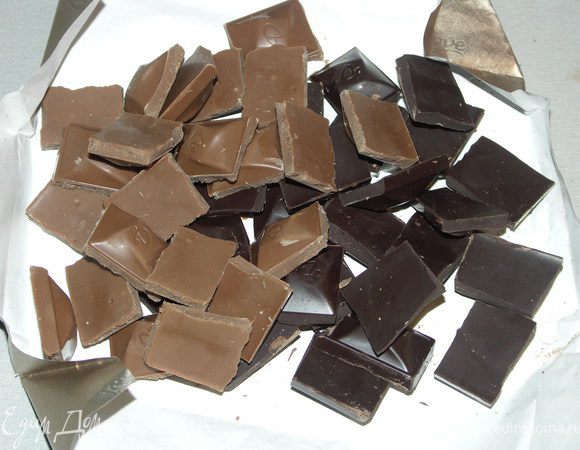 Шоколад поломала крупно,на квадратики.В кексе попадался не часто,но очень эффектно. 