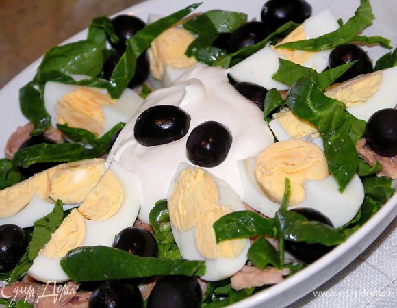 Яйца на 4 части.На самый верх оливки.В центр сметану.Перемешать можно непосредственно перед едой.Я не солила,т.к. тунец и оливки солёные,но Вы при желании можете чуть присолить морской солью.Приятного аппетита!:) 