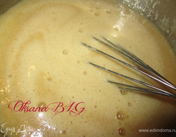 Яйца и сахар перетереть. Когда масло растает и мед станет жидким, добавить яйца с сахаром. Не снимая с огня, постоянно помешивая, маса должна начать немного пенится. Соду погасить лимонным соком и добавить к медовой масе. Тут нужно быть осторожно! Маса начнет пенится и расти в размерах, нужно постоянно помешивать, держать на огне 5-10 минут, что бы маса немного покоричневела.