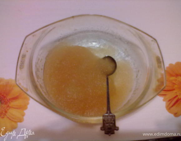 Замочить в хол воде желатин и содержимое пакетика с желе.Сразу оговорюсь, всюду представлен рецепт из желе для торта, но мне не хотелось красить. и еще я выбрала обычное желе из-за наличия вкуса.