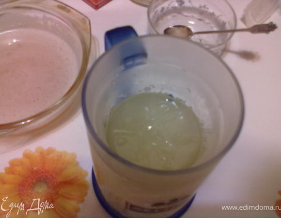 Достаем наше масло и наливаем в глубокий стакан. вот такое оно мутное и не красивое с мороза