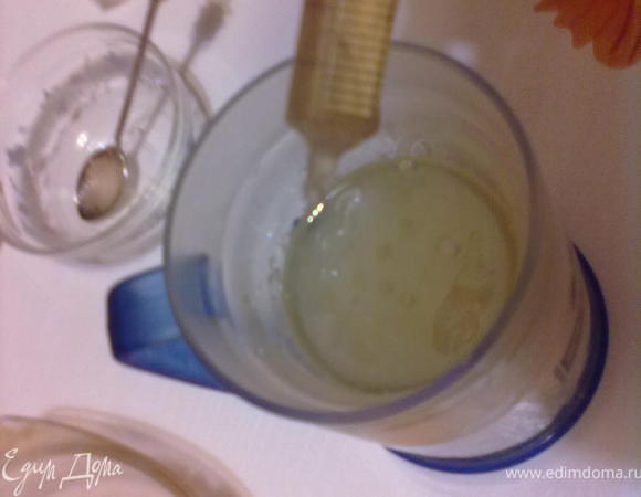 Набираем в шприц большего объема (я использовала и 5 и 20 кубовый - большим удобнее)и начинаем нерест)))по капельке капаем нашу жидкость в масло. Капельки мгновенно остывают, принимают нужную форму и медленно оседают на дно