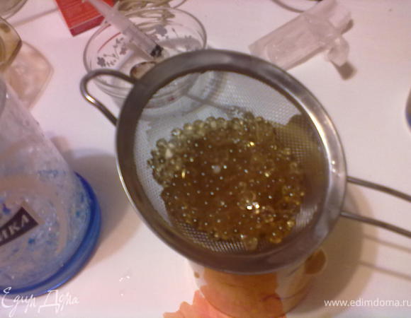 Когда вы  преобразовали жидкост в икру, через сито сливаем масло. И наши труды остаются на сите. Промываем хорошенько холодной водой. Высыпаем на бумажное полотенце подсохнуть.