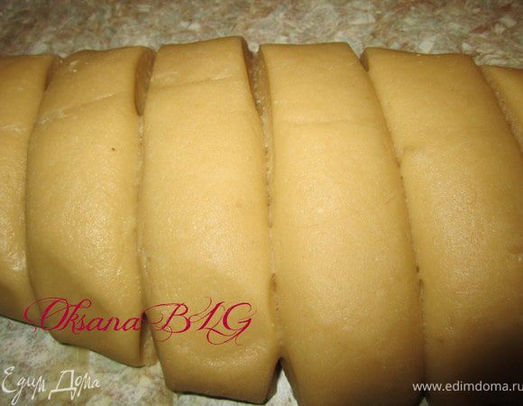 Добавить оставшуюся муку, перемешать ложкой(не руками). Тесто будет немного липковатым, густым, его нужно оставить в холодном месте на 2-3 часа. Затем достать из посуды и на столе подмесить если тесто останется сильно липким, добавить немного муки. Получается мягкое тесто, которое не липнет к рукам. разделить тесто на небольшие части. Раскатать примерно в 3-5 мм, вырезать нужную форму.