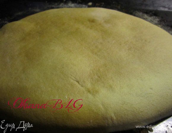 Выпекать в духовке при температуре 180 градусов, до золотистого цвета, примерно 3-5 минут.