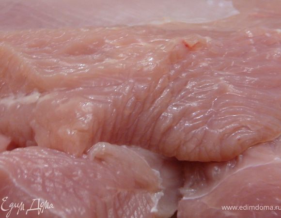 Мясо (филе индейки) вымыть,обсушить и порубить или же перекрутить на мясорубке с использованием крупной решетки.  