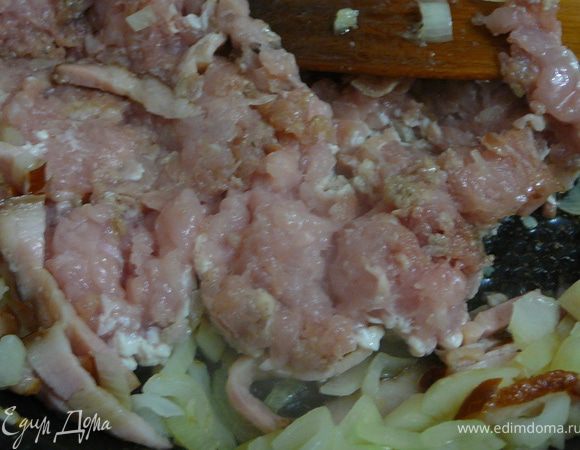 Добавить рубленное мясо,помешивая обжарить до рассыпчатости и полного выпаривания жидкости.Так как я добавила еще парочку шампиньонов они дали лишнюю влагу. 