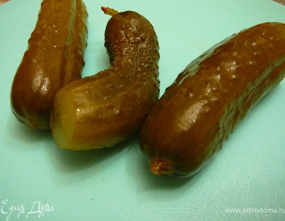 Я использовала маринованные огруцы,можно брать корнишоны или оливки.