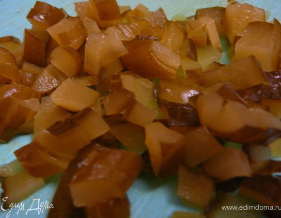 Огурцы порезать на кубики(корнишоны порезать кружками или оливки,так же порезать кружками). 