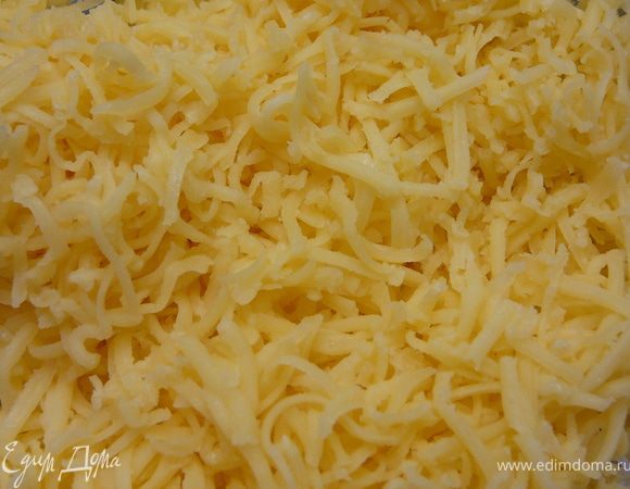 Сыр натереть на терке.