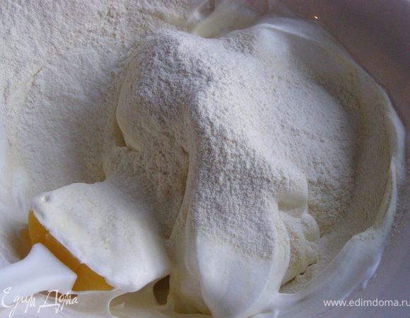 и добавим в них просеянную муку