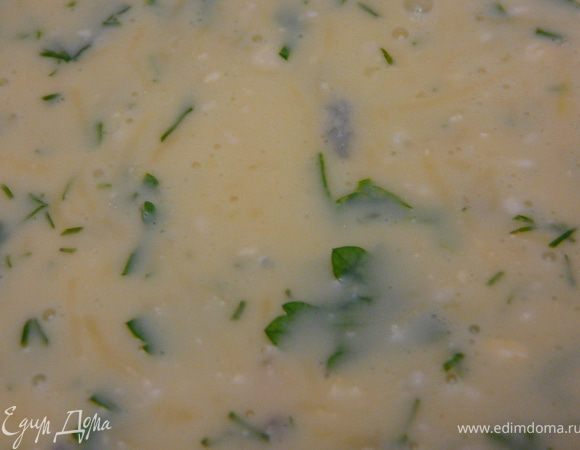 Влить молоко,можно слегка присолить.Но я бы не советовала,так как в начинке есть и бекон,и огурцы,и соль,да и сыр.  