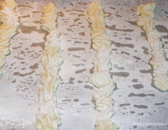 Духовку разогреем до 200 градусов. Лист застелим бумагой для выпечки, смажем маслом. Тестом наполним кондитерский мешок, выдавим на лист полоски теста. На моих фотографиях длинные полоски - это заготовки для торта