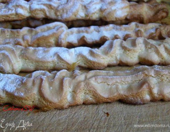 Присыпем сверху сахарной пудрой и будем выпекать при 200 градусах без тяги минут 5 до золотистого колера. 