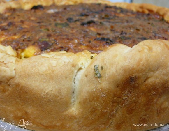 тесто которое осталось лишним по бортиками,подвернуть во внутрь пирога,сложив как бы бортики в двое.Наколоть вилкой бортики и отправить выпекаться пирог,в заранее разогретую до 180гр.духовку на 45 минут.