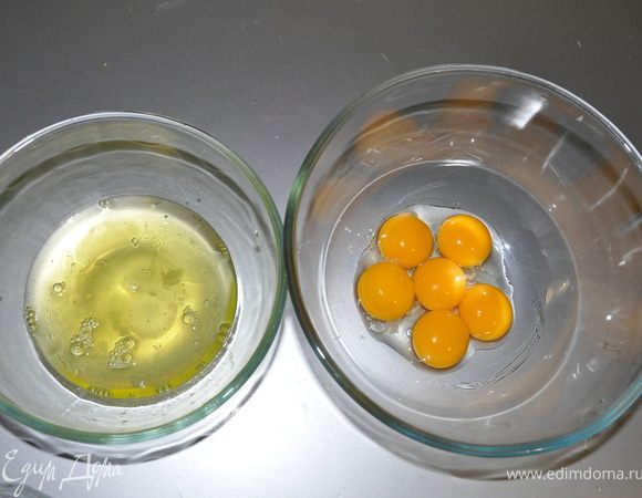 Отделить белки от желтков.Белки отправить в холодильник.