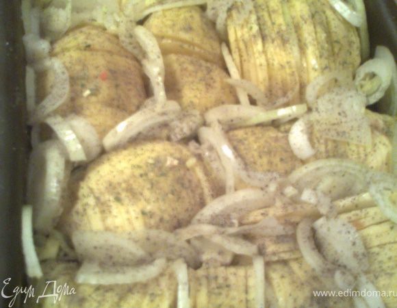Если чеснок не любите,берём лук и режем кольцами.Заталкиваем между картошкой.