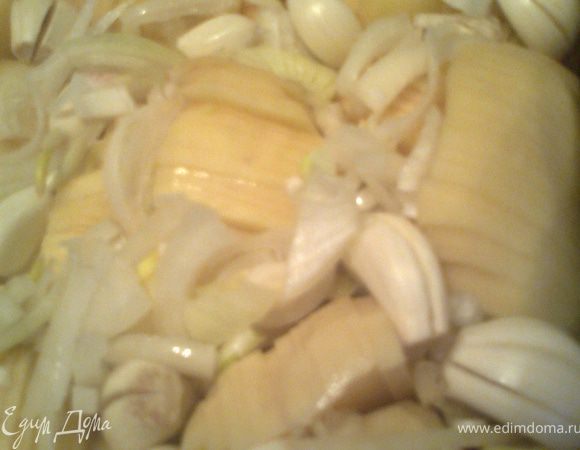 Если чеснок пойдёт на"УРА",лука тогда поменьше,а чесночные зубчики раскидываем и заталкиваем во все уголки.Запечёный чеснок-ой как внусен!