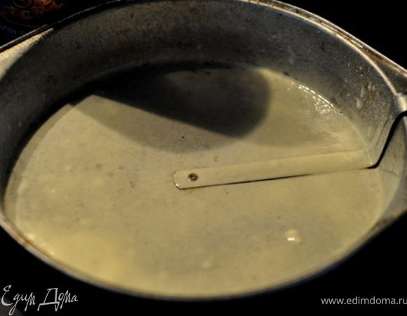 Нагреть духовку до 180гр.Смазать слив.маслом и присыпать мукой круглую форму диаметром 20см.и высотой 5см.