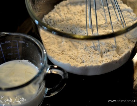 В маленькой миске перемешать 1 стол.л лимон.сока и 1/2 стак. молока. Отставить в сторону.В другой миске перемешать муку,мак,соду и соль.