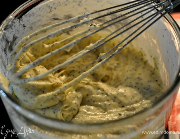 Взбить миксером сливочное масло и 1 стак.сахара. Вбить по очереди яйца,вбить 1ч.л лимонной цедры и лимон.эссенцию/указана как апельсиновая. Попеременно вбейте сухие ингридиенты и потом молочную смесь.