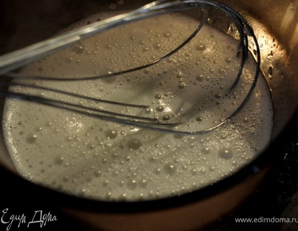 В маленькой кастрюльке перемешать 1/3 стак.сах.пудры,кукурузный крахмал и 1/4 стак.молока.Варить на сред.огне,помешивая.пока не загустеет,3-4 мин.