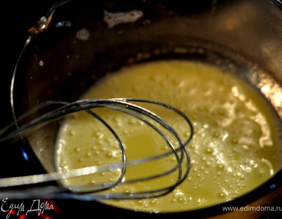 В маленькой миске взбить яичный желток.Вбить в него 2стол.л горяч.смеси с крахмалом.Влить теплую яичную смесь в кастрюлю и варить на сред. огне 1-2мин.