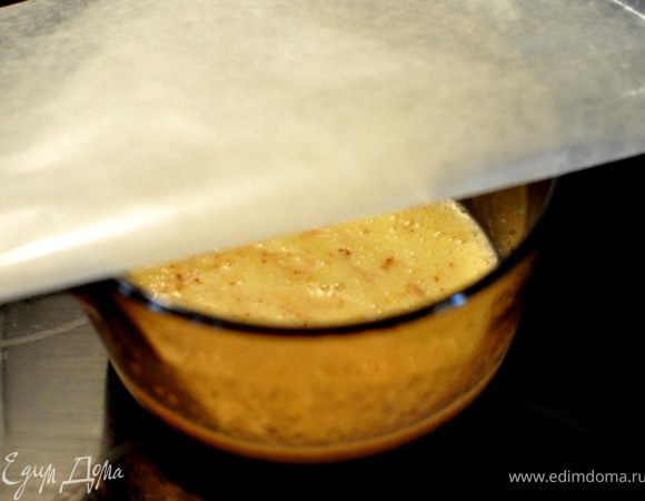 Снять кастрюлю с огня влить в нее  2ч.л лимон.сока,положить 1ч.л лимон.цедры.Закрыть крем вощенной бумагой и оставить остывать при комн.тем-ре.