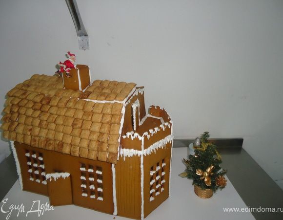 Кладем в кастрюлю нарезанное кубиками масло и размешиваем, пока оно не растворится. Добавляем яйцо и муку, замешиваем пластичное тесто.
Даём постоять 30 мин завёрнутым в полиэтилен.
Раскатываем на толщину 0,5 мм.
Вырезаем детальки домика, выкладываем на пергамент и ставим в разогретую духовку до 180-200 гр.
Выпекаем до золотистого цвета
После выпекания раскладываем на ровной поверхности что-бы не деформировались детальки и даём остыть. Ещё лучше оставить на ночь.
Для своего домика я брала 5 порций теста!