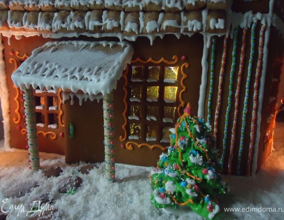 После того как все детальки выпечены и остыли начинаем их склеивать между собой карамелью. 
Для карамели 200г сахара увариваем с 100г воды и лимонным соком. На фольгу выливаем карамель по размеру окна столько сколько нужно ( у меня 3 окна)
Остальной массой клеим домик, когда будет застывать растапливать её снова.
Карамели варится столько порций сколько нужно что-бы склеить весь домик. Я предоставила на одну порцию.
На мой домик потребовалось 6 порций карамели.