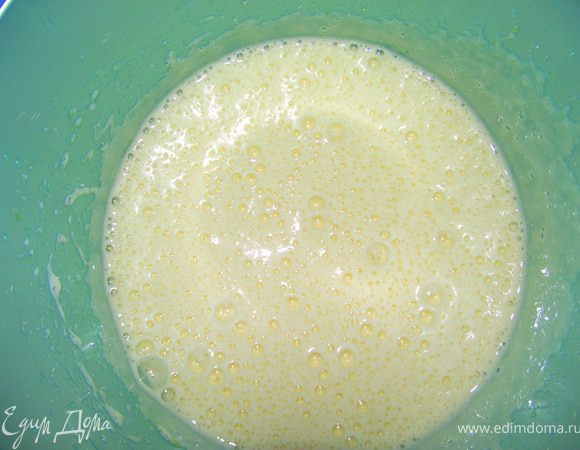 Взбиваем яйца с сахаром в крутую пену. 