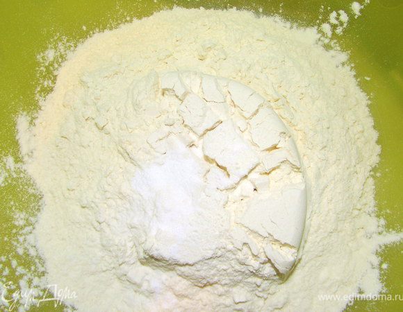 Смешиваем все сухие ингредиенты (муку, ванилин, разрыхлитель)