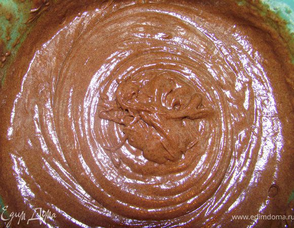 Постепенно добавляем мучную смесь во взбитые яйца