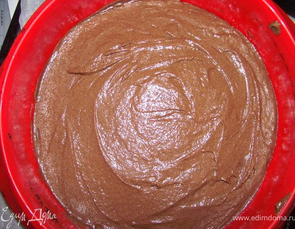 Выливаем тесто в форму 26 см, выпекаем при 180 С около 40 минут. 