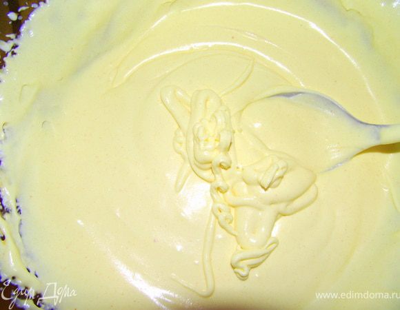 Сливки взбить добавить загуститель, ещё раз взбить и все крема убираем в холодильник.