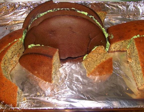 Пропитываем его кремом и склеиваем.