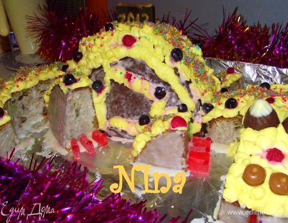 С помощью кондитерского мешка насадка БОЛЬШАЯ ЗВЁЗДОЧКА, наносим крем на торт.