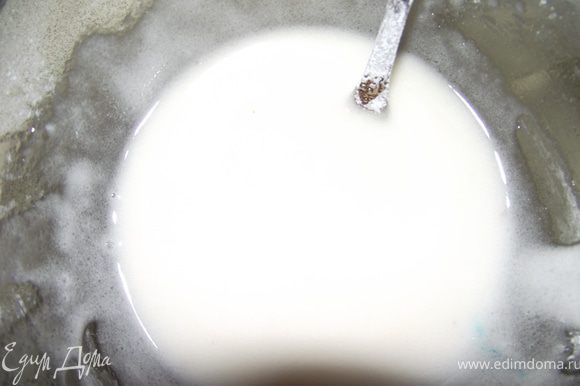 Для глазури белок взбить слегка вилкой и добавлять сахарную пудру.