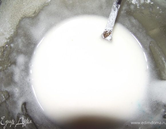 Для глазури белок взбить слегка вилкой и добавлять сахарную пудру.