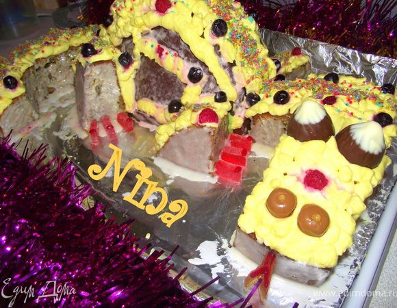 Смазать в оставшихся местах глазурью и украсить на свой вкус.