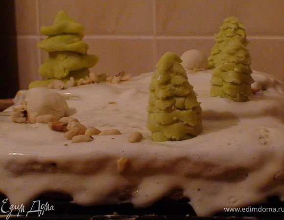 Взбиваем сметану с полстаканом сахара и разрезаем корж белый и смазываем кремом. Далее на смазанный корж выкладываем порезанный дольками киви (не очень тонко, чтобы чувствувалась кислинка) и кладем произвольно по всему коржу. Далее накладываем другим коржом и также смазываем кремом и посыпаем орешками. 