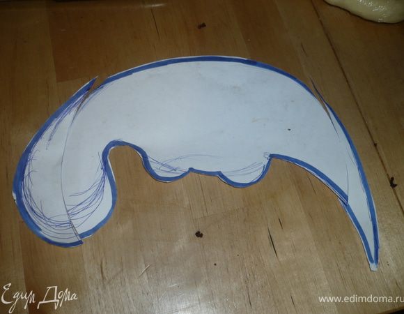 Подготовить выкройку для дракона, орентируясь на диаметр и форму бисквита ( у меня был круглый)