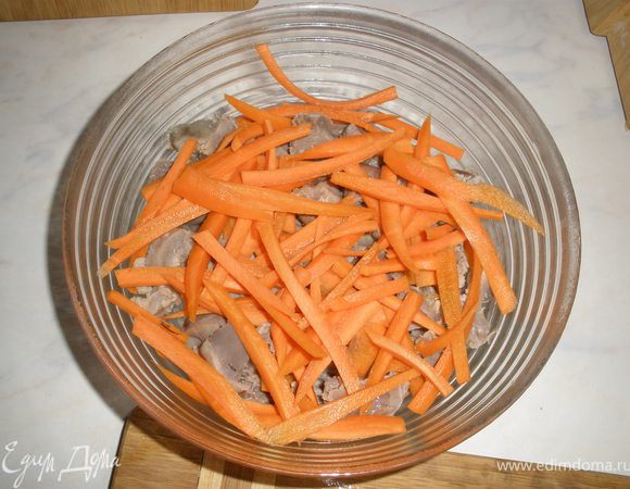 Уложить в миску порезанные на небольшие кусочки желудочки, на них выложить морковь и лук. Все посолить (лучше недосолить, а потом когда готова подсолить по вкусу), посыпать перцем, залить все уксусом. 