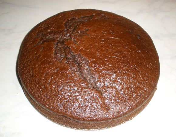 Испечь бисквит по рецепту "Шоколад на кипятке". Дать ему остыть и разрезать на 3 части.