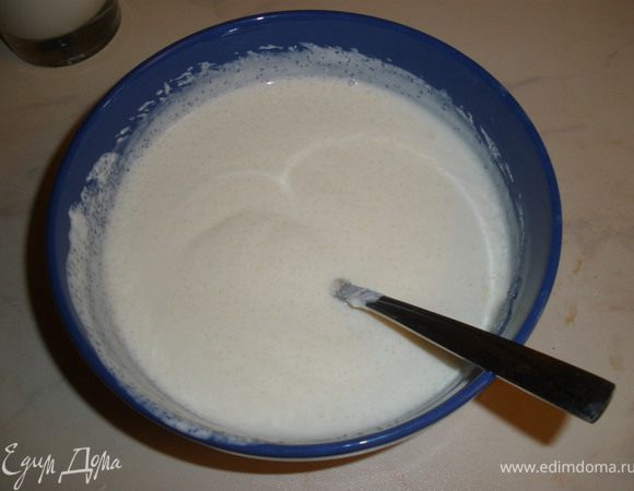Приготовить крем, смешав, сметану и сахар. Сахар должен полностью растворится. 