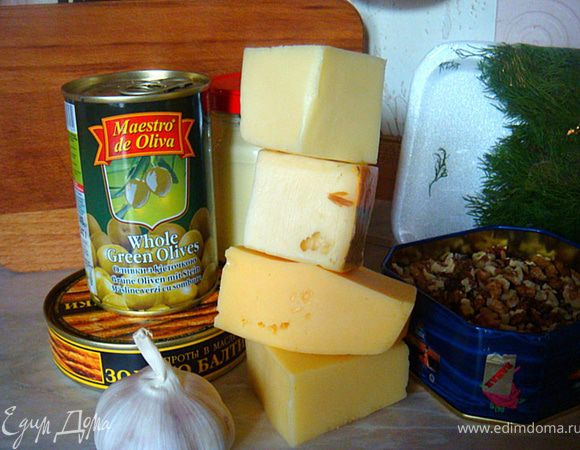 Знаю-рецепт избит (оригинальный рецепт был представлен в шк. Гастронома еще в 2005-2006 гг, но я решила показать варианты начинки разнообразные- любимой маме, папе, подруге- кто что любит) Угощайтесь. Такая закуска проста в исполнении,быстро готовится- вкусная и эффектно смотрится на праздничном столе.
Приступим:
