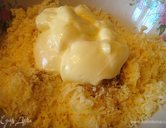 Крабовые палочки предварительно хорошо замороженные натереть на мелкой терке (кто не любит крабовые палочки,то можно обвалять такую закуску в тертом вареном белке от куриных яиц, а желток пустить также в какую-нибудь другую закуску)
Сыр натереть на мелкой терке, чеснок-мелко порубить ножом (можно пропустить через пресс).
Подготовить оливки для начинки, грецкие орехи- поломать небольшими кусочками. Шпроты разрезать на 2-3 части каждую-в зависимости от размера.
Готовим сырную массу- смешать сыры натертые,чеснок, майонез. посолить,поперчить- вилкой все перемешать в однородную массу. 