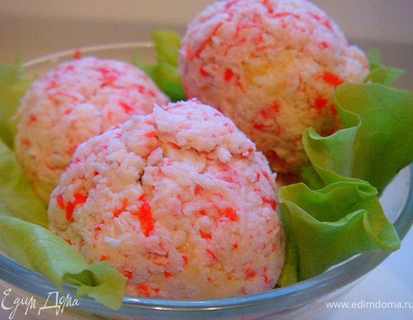 Скатать шарики и аккуратно обвалять круговыми движения в крабовых палочках (запанировать). Подавать или на большом блюде или порционно каждому (как закуска- подается по 3 штуки- выходит на 5 гостей).
Угощайтесь! С Наступающим Новым годом!