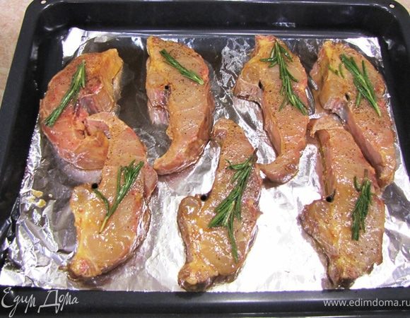 Разогрейте духовку до температуры 220 градусов, желательно с верхним грилем.
В противень положите фольгу.
На фольгу выложите рыбу без маринада и положите на каждый кусок осетрины те же самые веточки розмарина.