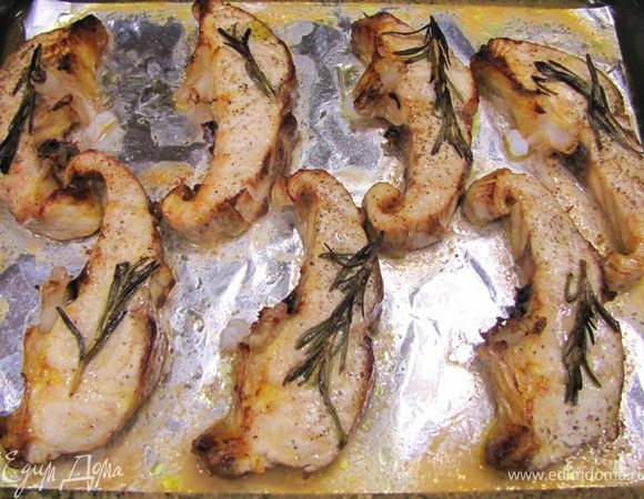 Поставьте противень с рыбой на самую верхнюю полку, если гриль включен или посередине, если гриля нет.
Выпекайте рыбу 20 минут, не больше.
Не волнуйтесь, если розмарин начнет пригорать. Дым добавит пикантности вкусу рыбы.
Достаньте рыбу из духовки и займитесь соусом и гарниром.